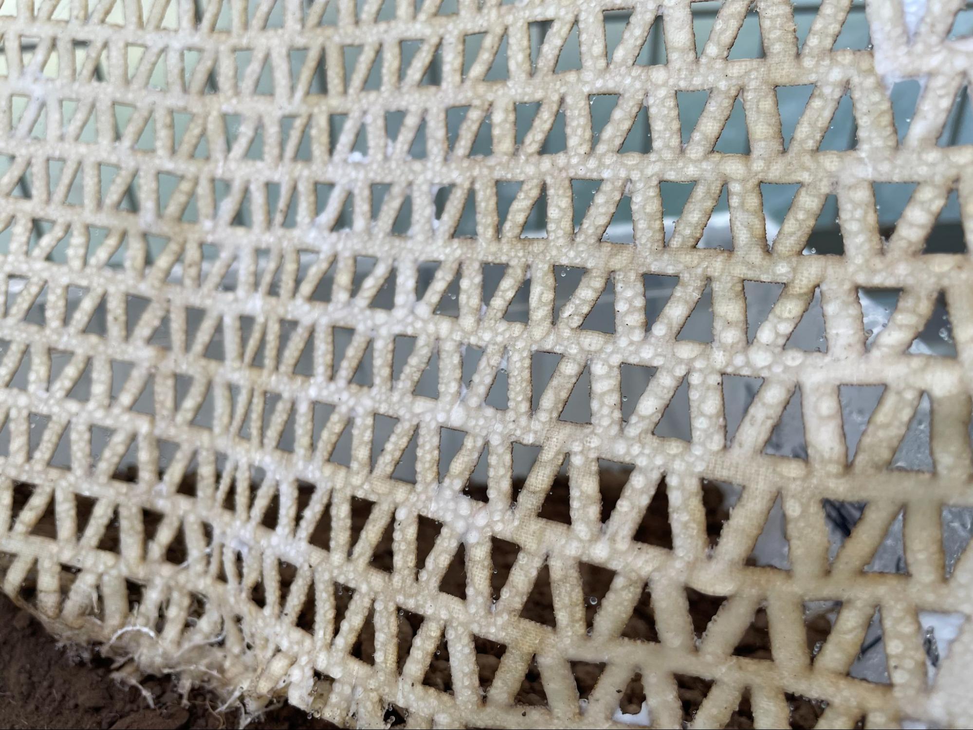 Close-up of Malla Raschel mesh with condensation
